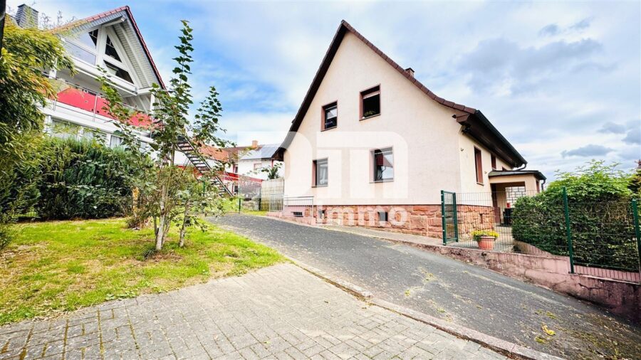 Helle Dreizimmerwohnung mit Terrasse + Stellplatz in saniertem Zweifamilienhaus - Einfahrt / Gartenbereich vor dem Haus